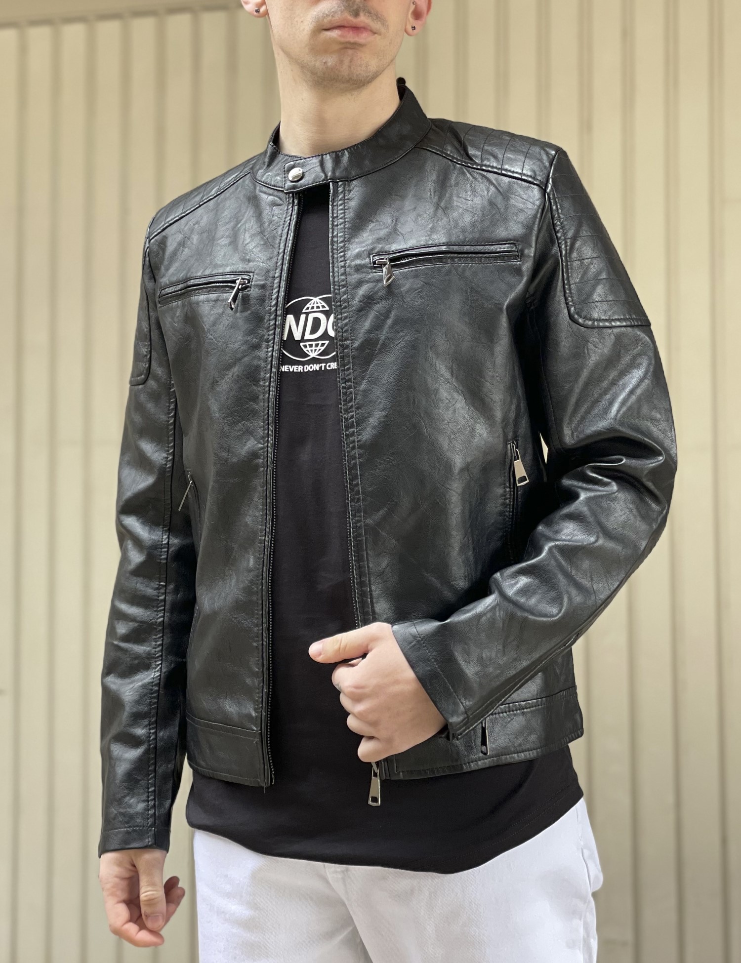 Ανδρικό μαύρο μπουφάν δερματίνη με ραφές στους ώμους και μάο γιακά 9801 φωτογραφία